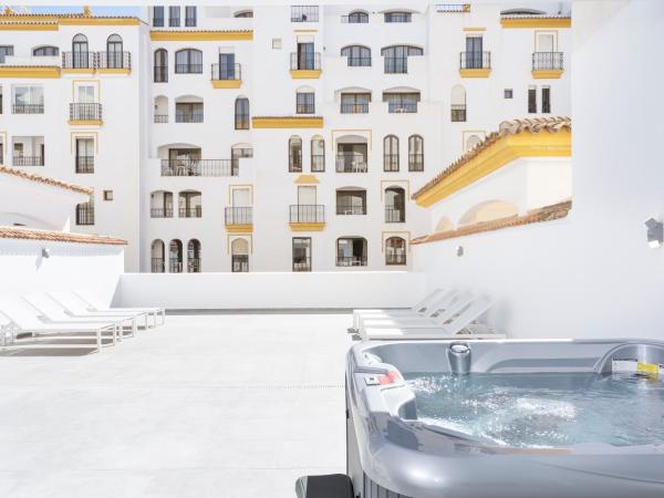 B51 Executive Flats Marbella : photo 3 de la chambre appartement 3 chambres deluxe avec bain à remous - vue sur ville
