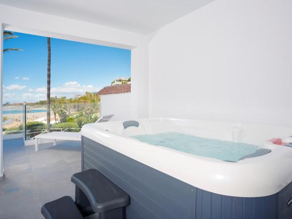 B51 Executive Flats Marbella : photo 3 de la chambre appartement 3 chambres deluxe avec bain à remous - vue sur mer