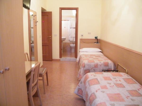 Albergo in Centro : photo 2 de la chambre chambre simple avec salle de bains