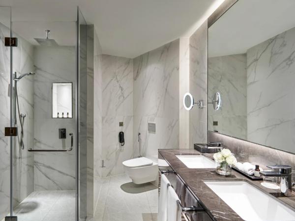 Fairmont Dubai : photo 5 de la chambre chambre lit king-size fairmont - service de navette vers dubai mall et kite beach