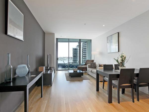 Docklands Private Collection - NEWQUAY : photo 2 de la chambre appartement newquay 1 chambre avec bureau et canapé-lit - vue sur port