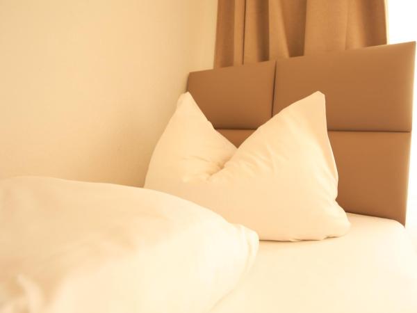 TM Hotel Düsseldorf : photo 2 de la chambre chambre double avec lit d'appoint