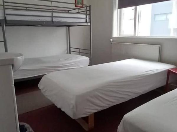 Fox Hotel : photo 1 de la chambre chambre quadruple Économique avec salle de bains commune