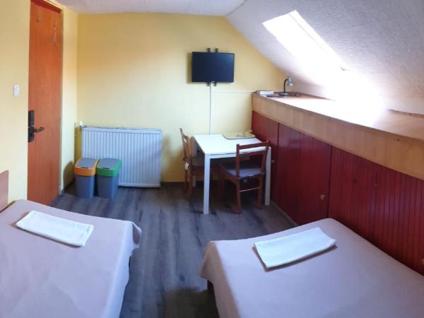 Jáde Panzió : photo 2 de la chambre chambre lits jumeaux avec salle de bains commune