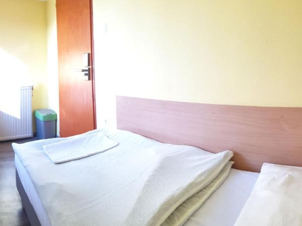 Jáde Panzió : photo 2 de la chambre chambre simple avec toilettes et douche communes