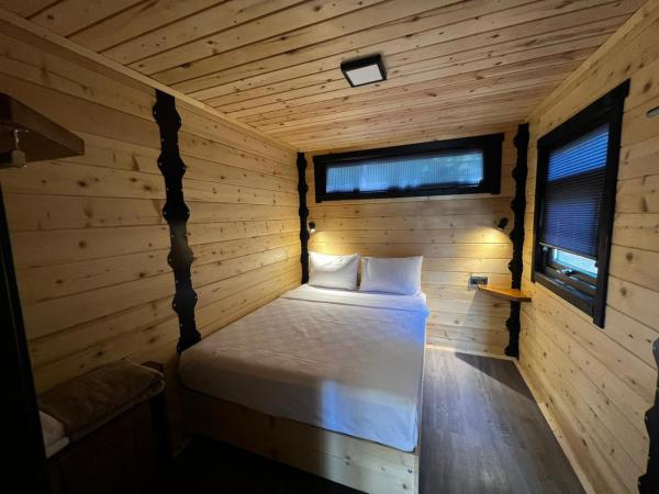 Bitez Tiny House & Beach : photo 4 de la chambre chambre familiale avec balcon