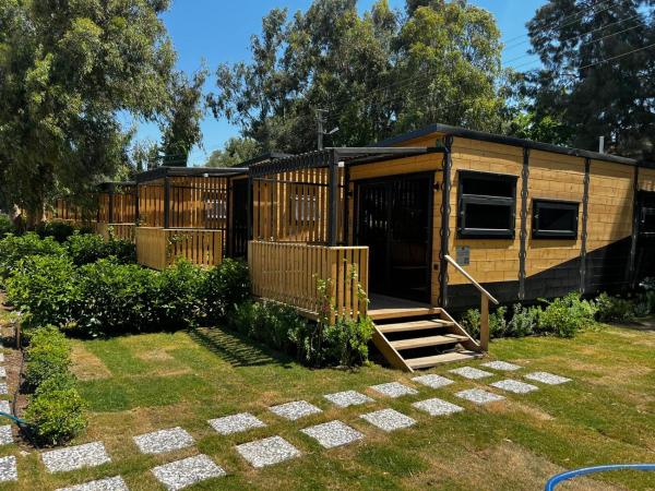 Bitez Tiny House & Beach : photo 1 de la chambre chambre familiale avec balcon