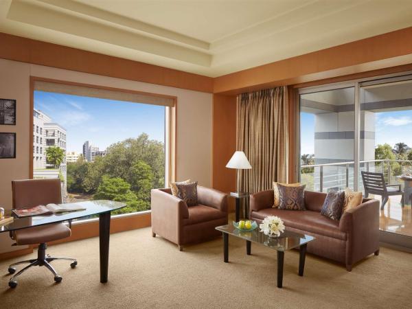 Grand Hyatt Mumbai Hotel and Residences : photo 2 de la chambre suite avec lit king-size et véranda