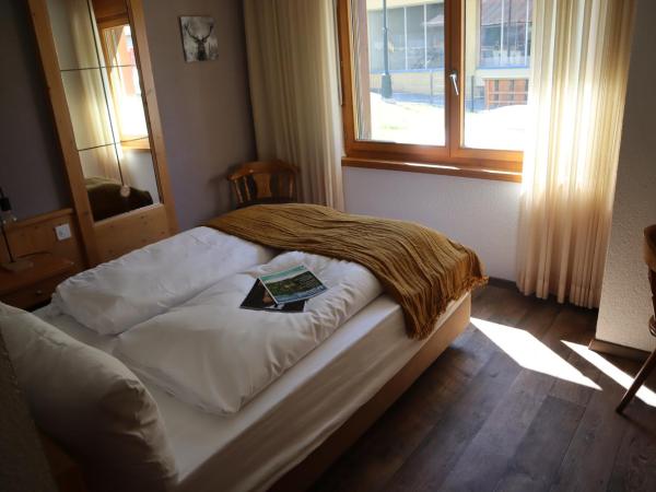 Grichting Hotel & Serviced Apartments : photo 10 de la chambre chambre lit king-size - vue sur montagne