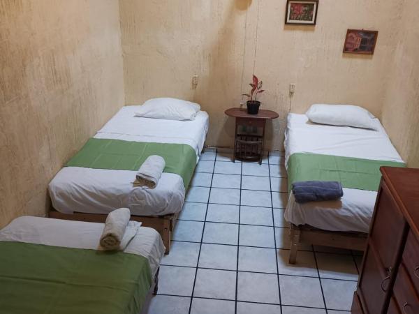 Hostal Guadalajara : photo 1 de la chambre chambre triple basique avec salle de bains commune