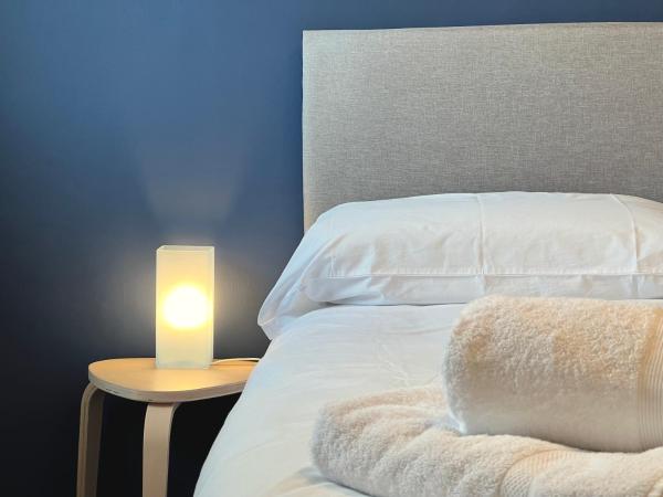 Roost Hill Guest House - Free Parking : photo 2 de la chambre chambre double avec salle de bains privative