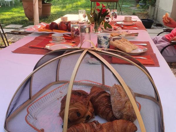 Manoir en Crau : photo 1 de la chambre chambre double - vue sur jardin