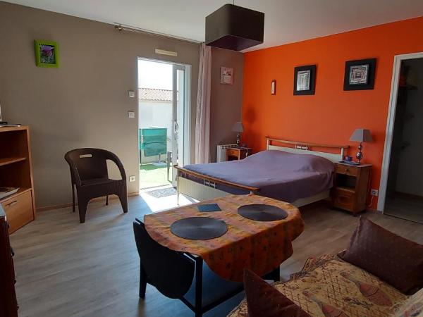 Chambre d'hôte Fleur de Potager : photo 1 de la chambre chambre double avec terrasse