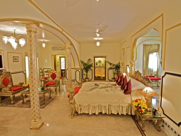 The Raj Palace (Small Luxury Hotels of the World) : photo 2 de la chambre suite - vue sur jardin