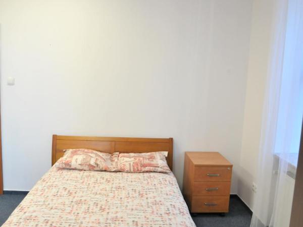 Erasmus Rooms Economic- 24h self check-in : photo 3 de la chambre chambre triple Économique avec salle de bains commune