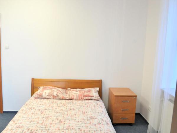 Erasmus Rooms Economic- 24h self check-in : photo 1 de la chambre chambre triple Économique avec salle de bains commune