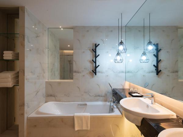 Seabed Grand Hotel Phuket - SHA Extra Plus : photo 10 de la chambre chambre triple deluxe