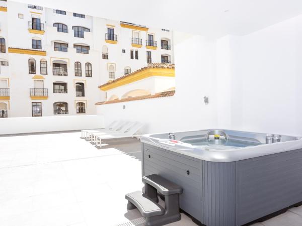 B51 Executive Flats Marbella : photo 2 de la chambre appartement 3 chambres deluxe avec bain à remous - vue sur ville