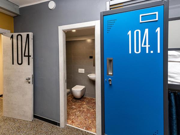 Marathon Hostel : photo 7 de la chambre bed in 6-bed female dormitory room with private internal bathroom