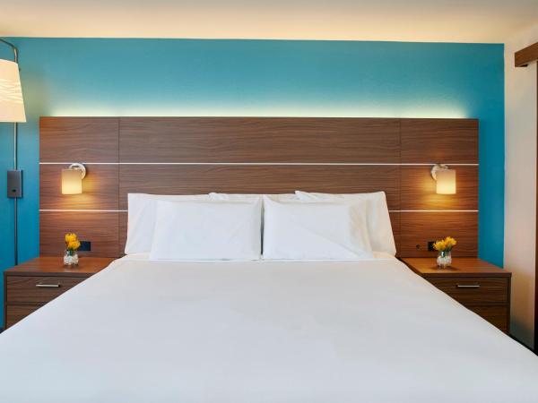 Holiday Inn Express Waikiki, an IHG Hotel : photo 4 de la chambre chambre lit king-size deluxe - vue sur ville