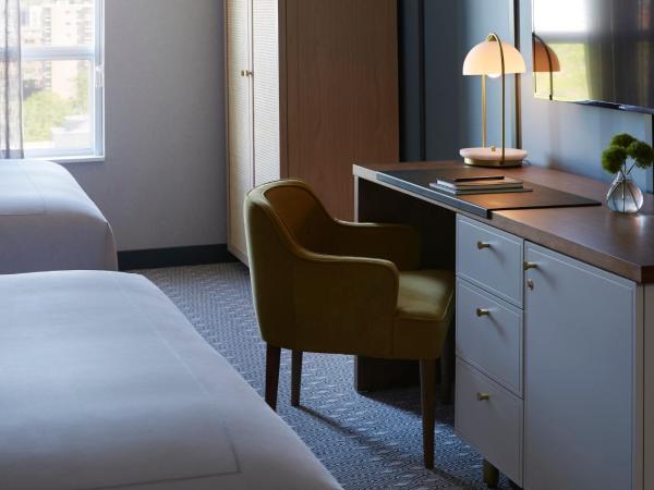 Kimpton Saint George Hotel, an IHG Hotel : photo 4 de la chambre chambre premium avec 2 lits queen-size et douche à l'italienne