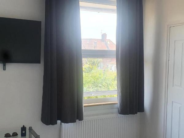 Tower Gardens Residence : photo 3 de la chambre chambre double avec salle de bains privative