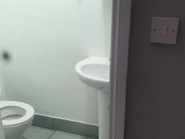 Tower Gardens Residence : photo 8 de la chambre chambre double avec salle de bains privative