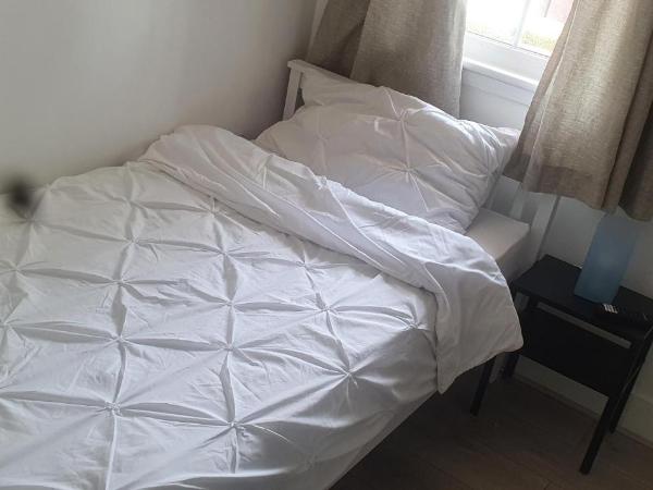 Tower Gardens Residence : photo 1 de la chambre chambre simple avec salle de bains commune