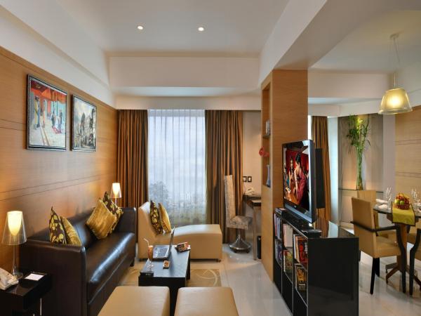 The Golkonda Hotel : photo 3 de la chambre nizam suite with 2 pints of beer and assorted fruit platter in room ( once during the stay), buy two get one free on select beverages (hard liquor only), applicable in room service and bar from 11 am to 11 pm.