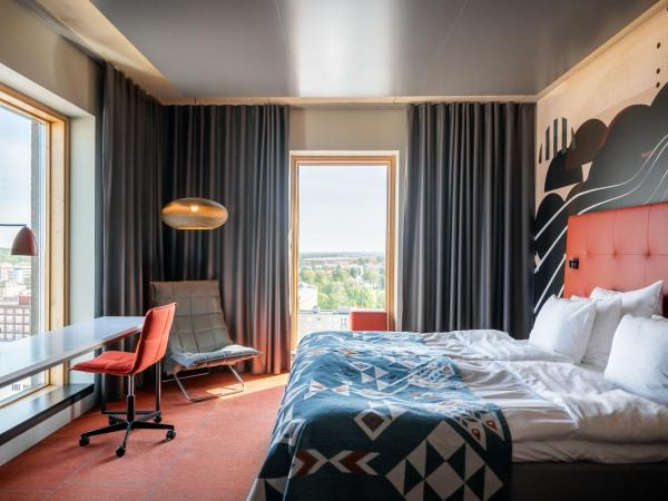 Solo Sokos Hotel Torni Tampere : photo 2 de la chambre chambre lit king-size de luxe avec lit d'appoint