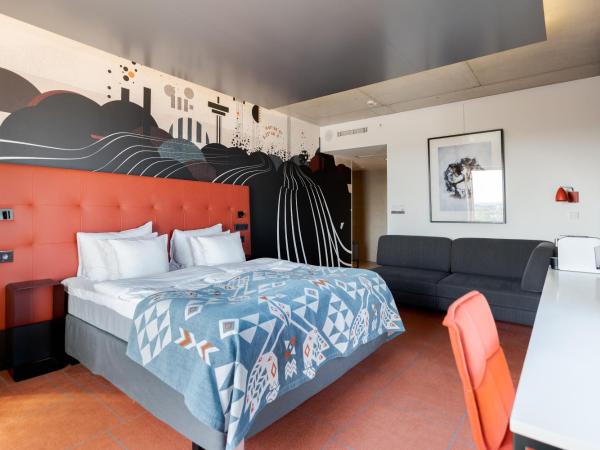 Solo Sokos Hotel Torni Tampere : photo 3 de la chambre chambre lit king-size de luxe avec lit d'appoint