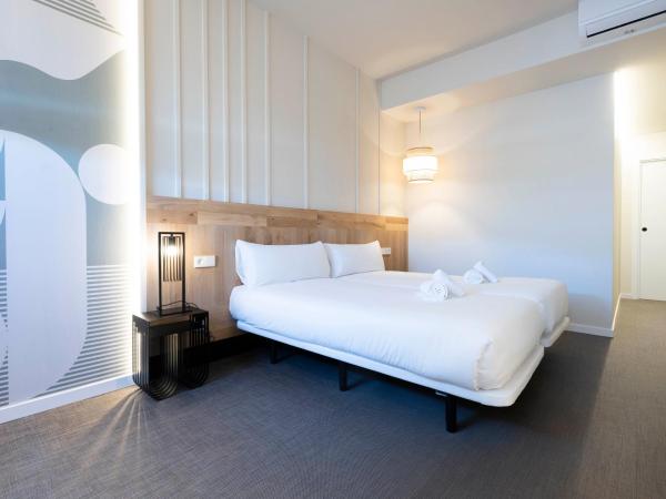 URBAIA ROOMS : photo 2 de la chambre chambre double avec lit d'appoint