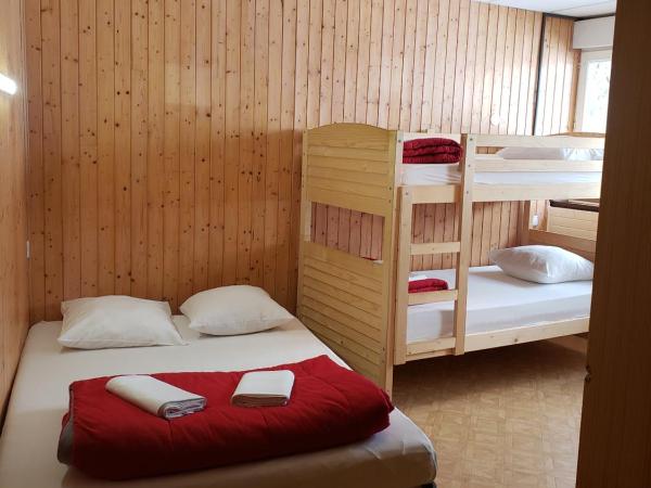 Hébergement Artense : photo 1 de la chambre chambre familiale avec salle de bains privative