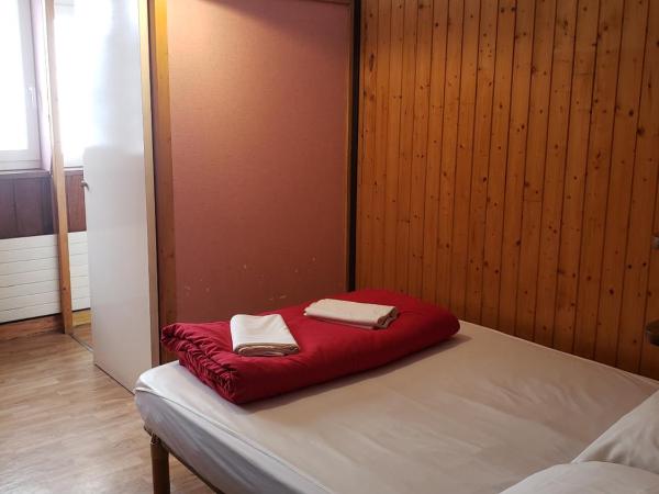 Hébergement Artense : photo 2 de la chambre chambre familiale avec salle de bains privative