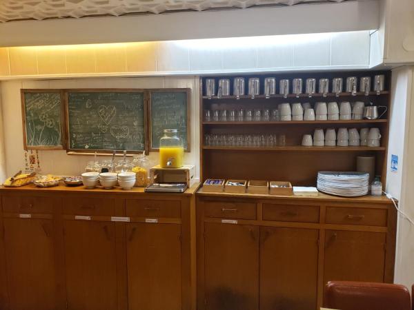 Hébergement Artense : photo 10 de la chambre chambre quadruple avec salle de bains privative