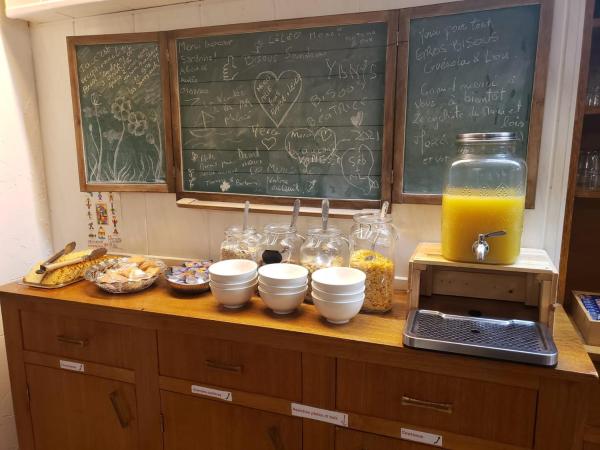 Hébergement Artense : photo 10 de la chambre chambre quadruple avec salle de bains privative