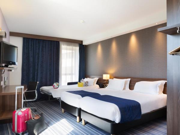Holiday Inn Express Toulon - Est, an IHG Hotel : photo 10 de la chambre chambre lits jumeaux avec canapé-lit