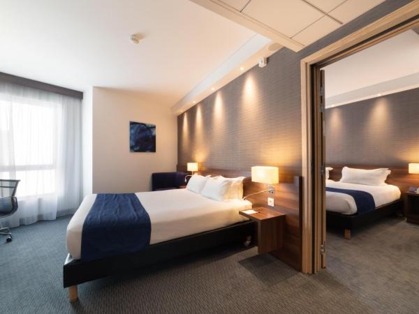 Holiday Inn Express Toulon - Est, an IHG Hotel : photo 9 de la chambre chambre double avec canapé-lit