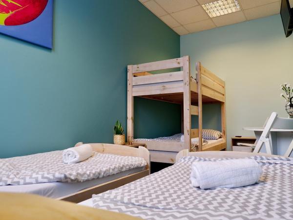 Moon Hostel Gdańsk : photo 2 de la chambre chambre quadruple avec salle de bains commune