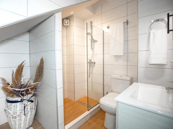 ΟNIRO Comfort Living : photo 4 de la chambre chambre double avec salle de bains privative