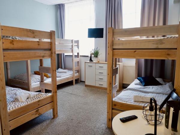 Moon Hostel Gdańsk : photo 3 de la chambre chambre sextuple avec salle de bains 