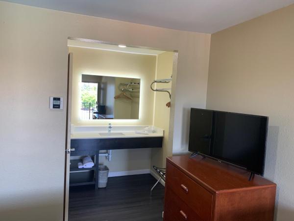 Rodeway Inn Sacramento-University Area : photo 6 de la chambre chambre standard avec 2 lits queen-size - non-fumeurs