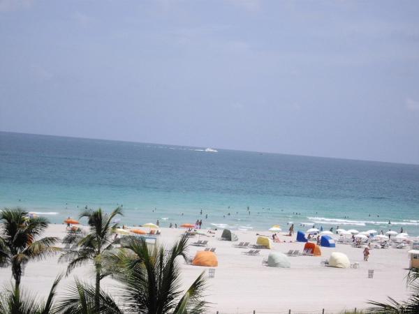 Strand Ocean Drive Suites : photo 1 de la chambre suite 1 chambre lit king-size avec balcon - vue directe sur océan - c201