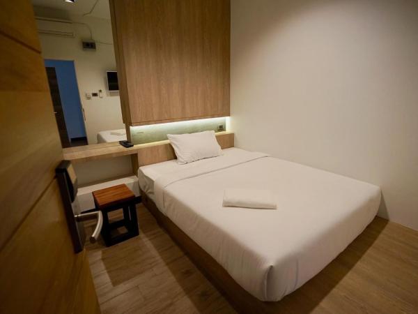 T Hostel @ Victory Monument : photo 4 de la chambre chambre lit queen-size avec salle de bains commune - sans fenêtre