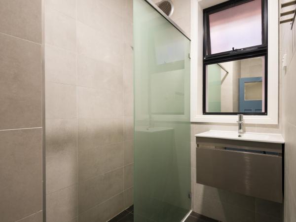 Cozy M Hotel : photo 5 de la chambre chambre couple vue sur rue - salle de bains commune