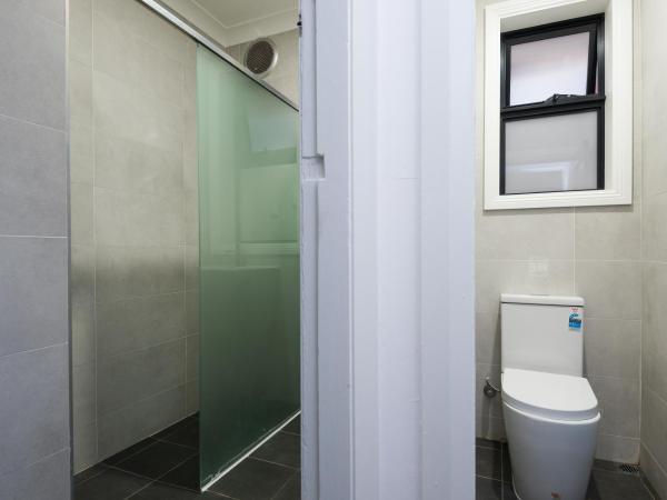 Cozy M Hotel : photo 4 de la chambre chambre couple vue sur rue - salle de bains commune