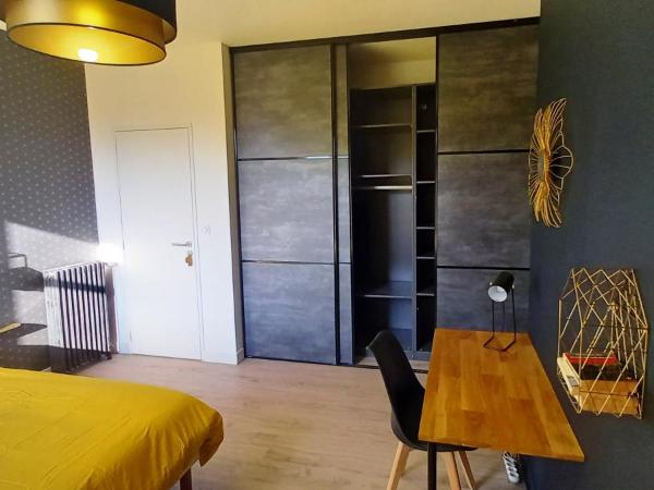 Histoire de Loire - Savennières sdb partagée : photo 3 de la chambre chambre lit king-size - vue sur jardin