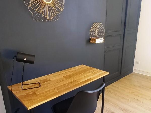 Histoire de Loire - Savennières sdb partagée : photo 4 de la chambre chambre lit king-size - vue sur jardin