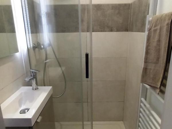 Histoire de Loire - Savennières sdb partagée : photo 5 de la chambre chambre lit king-size - vue sur jardin