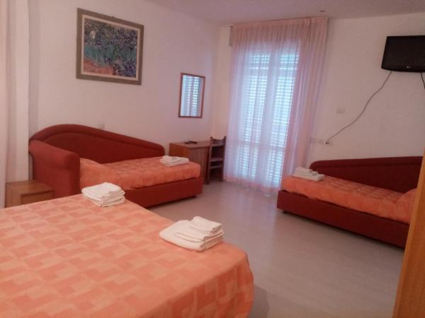 Hotel Ribot : photo 7 de la chambre chambre quadruple supérieure